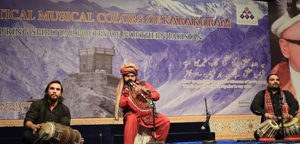 Noted folk singer from Sindh, Akbar Khameso Khan performs a folk tune on alghoza at PNCA. Photo by Fida Munsipa 